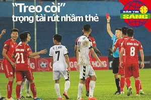 'Treo còi' trọng tài rút nhầm thẻ, cổ phiếu Juventus lao dốc