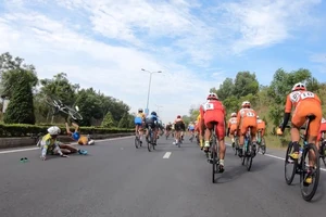 Nguyễn Tấn Hoài té lộn vòng rời đường đua Cúp Truyền Hình 