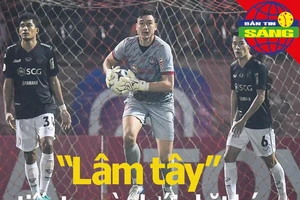 'Lâm tây” vào lưới nhặt bóng, Federer đi tiếp tại Pháp mở rộng