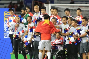 Clip: Xúc động khi Văn Hậu đến xin lỗi ngôi sao U-22 Indonesia