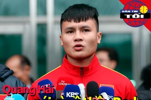 Quang Hải nói gì về HLV Park; nữ cầu thủ bế con chạy rước đuốc