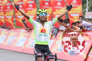 Javier chiếm áo đỏ, Hoàng Giang lần đầu thắng chặng Đà Nẵng