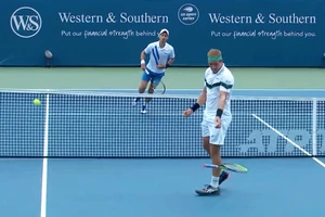 Cận cảnh Djokovic tung cú smash quất bay vợt đối thủ