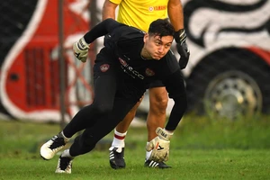 Thủ môn Văn Lâm và đồng đội đánh rơi chiến thắng