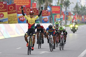 Clip Hồ Vũ thắng chặng, TP.HCM Vinama tái chiếm ngôi đầu