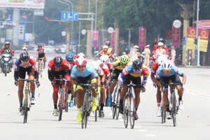 Tuấn Kiệt đánh bại Lê Nguyệt Minh, dẫn đầu giải áo trắng