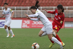 Các cô gái tất tả chạy dịch COVID-19