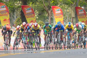 Clip Anh Mười thắng chặng 10, áp sát áo Vàng Loic 