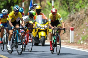 Đương kim vô địch tan mộng lập ‘hat-trick Vàng’