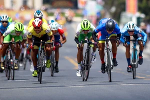 Rút ‘cháy bánh’, Tấn Hoài giải quyết xong chiếc áo Xanh