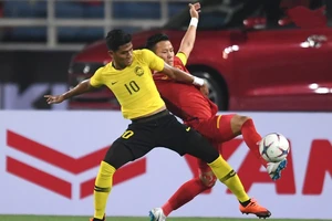 HLV tuyển Malaysia hốt hoảng vì mất ‘chân tiền’