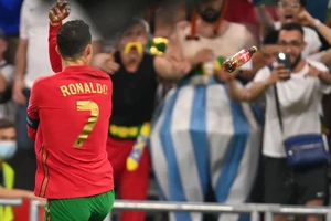 CR7 suýt bị 'ăn' chai Coca sau khi ghi bàn đưa Bồ đi tiếp