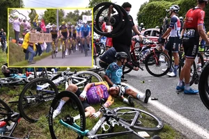 Hàng chục tay đua té ngã chặng đua khởi động Tour de France