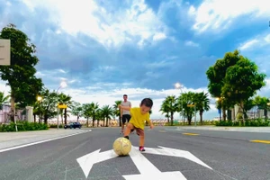 Tiền vệ Hùng Dũng đá bóng trở lại...