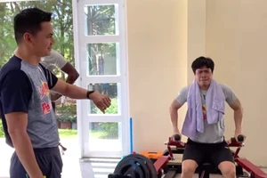 Clip Công Phượng than mệt, HLV Kiatisak lắc đầu ngao ngán