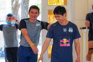 Clip Kiatisak bắt vôlê cực ‘gắt’, Công Phượng Văn Toàn bở hơi tai