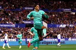 Varane dự bị, Sancho sẵn sàng quyết chiến cùng MU