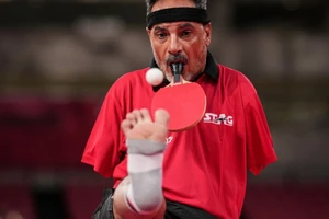 Clip VĐV không tay chơi bóng bàn bằng miệng: 'Không gì là không thể'