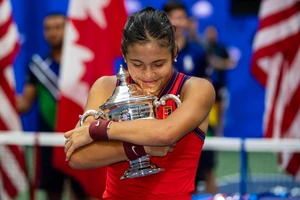 'Bông hồng lai' Anh quốc đăng quang ngày Mỹ tưởng niệm sự kiện 11-9