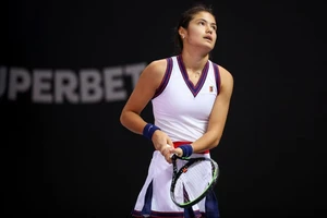 Clip đối thủ người Ukraina “đóng gói” Raducanu gửi về Anh