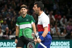 Khán đài chật cứng khán giả xem Djokovic đánh đôi