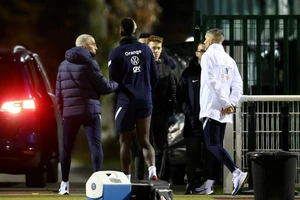 Bị loại khỏi tuyển Pháp, Pogba gieo sầu cho MU