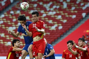 Thầy Park lo cầu thủ hai đội 'bốc hỏa', Polking thức suốt 20 tiếng