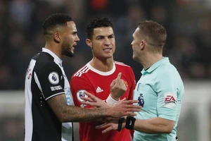 Cựu hậu vệ MU chê bai Ronaldo và Fernandes