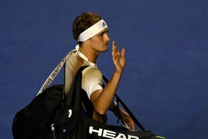 Zverev đăng đàn sau vụ đập ghế trọng tài và bị đuổi