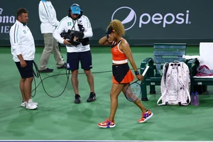 Khán giả mắng chửi Osaka sau trận thua sốc