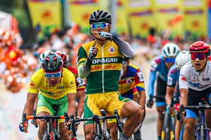 Trần Tuấn Kiệt tung nước rút rung chuyển áo xanh