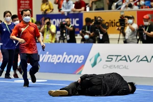 Clip Niềm hi vọng vàng của Việt Nam bất ngờ ngã quỵ trên thảm đấu