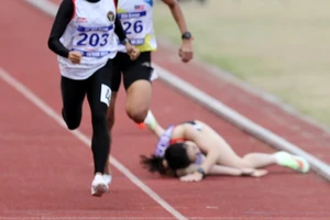 ĐKVĐ SEA Games Đinh Thị Bích té ngã đau đớn trước vạch đích