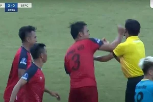 Cầu thủ đánh trọng tài nhận án phạt nhẹ hơn dự kiến