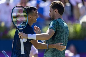 Á quân Pháp mở rộng bị loại bởi đối thủ chiến thắng bệnh ung thư