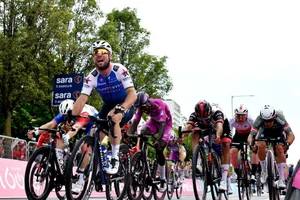 "Vua nước rút" Mark Cavendish bị loại khỏi Tour de France