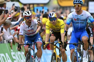 Clip Peter Sagan chỉ mặt cảnh cáo áo vàng Tour de France