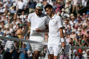 Djokovic bất ngờ kết bạn với Kyrgios sau chung kết Wimbledon