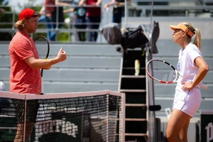 HLV quần vợt gặp khó vì hộ chiếu Nga