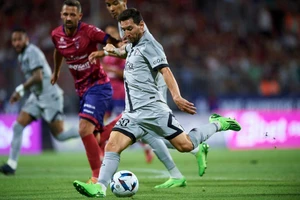 Messi trượt đề cử Quả bóng vàng, Ronaldo và Benzema làm ứng viên