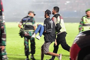 Bóng đá Indonesia đối mặt với 'thảm họa kép'