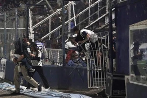 Thêm 1 CĐV tử vong, trận đấu ở Argentina bị hoãn vì hơi cay