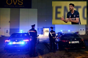 Hậu vệ Arsenal bị đâm trọng thương ở Ý