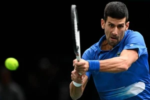 Clip Djokovic cứu 3 điểm break, thoát thua tại Paris Masters
