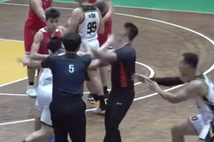 Clip đấm trọng tài, cầu thủ ‘ngồi chơi xơi nước' 2 năm