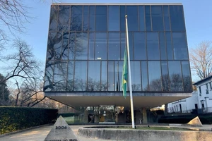 FIFA treo cờ rủ tưởng niệm Pele