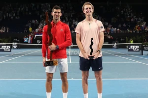 Djokovic cân bằng kỷ lục giành danh hiệu với Nadal