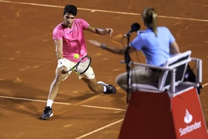 Tay vợt tuổi teen thoát thua ngoạn mục