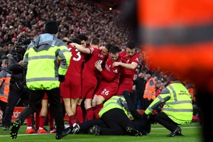 Liverpool cấm vĩnh viễn một CĐV ăn mừng quá trớn