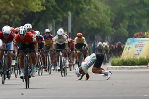 Cúp Truyền Hình: Quàng Văn Cường té bầm dập ở chặng thắng của Rikunov